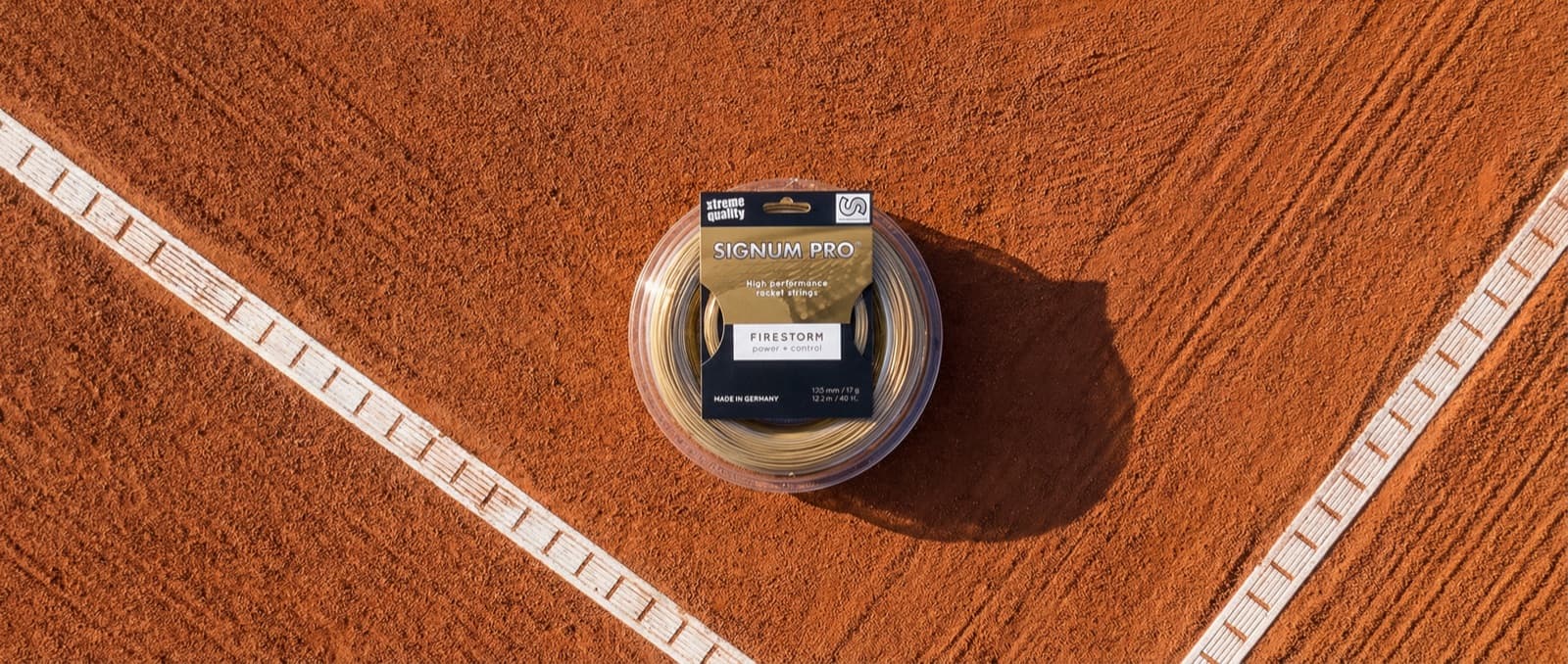 Signum Pro Firestorm Tennissaite auf Sandplatz — Drohnenaufnahme