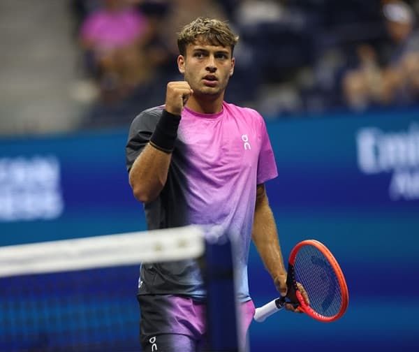 Flavio Cobolli — ATP Tour Tennisspieler spielt mit Signum Pro Firestorm