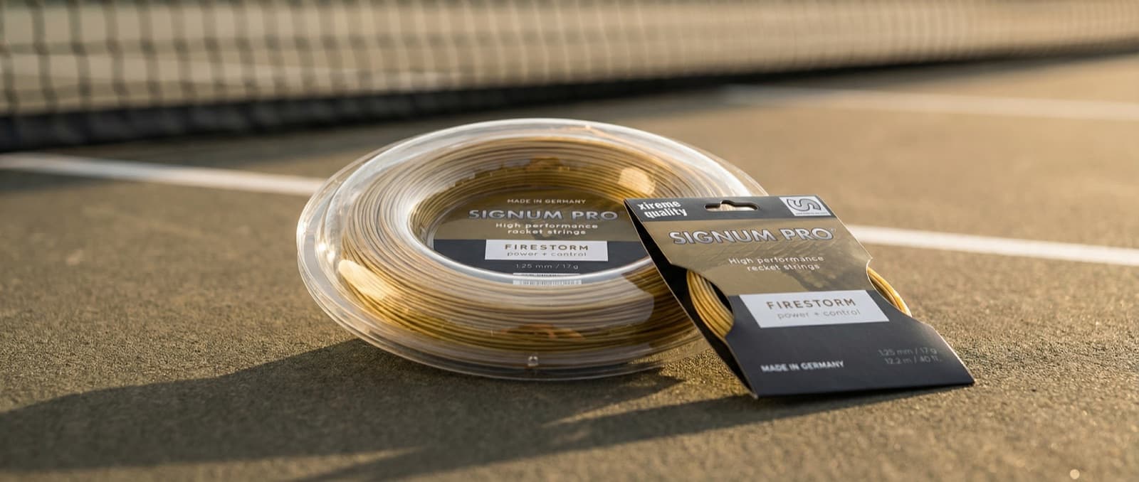Signum Pro Firestorm Tennissaite auf dem Tennisplatz bei Golden Hour