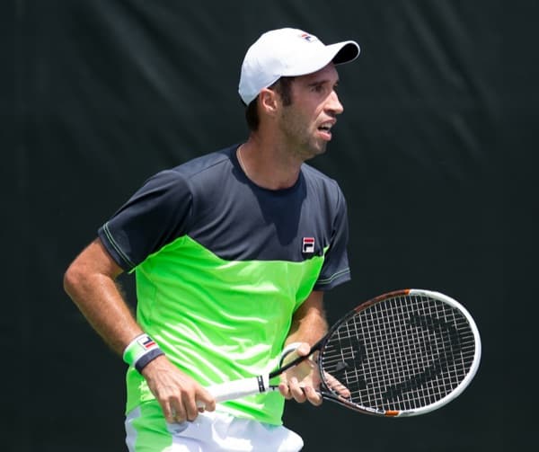 Mikhail Kukushkin — ATP Tour Tennisspieler spielt mit Signum Pro Firestorm